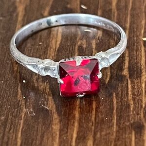 Vintage Sterling Silver Garnet Elegant Ring size 7